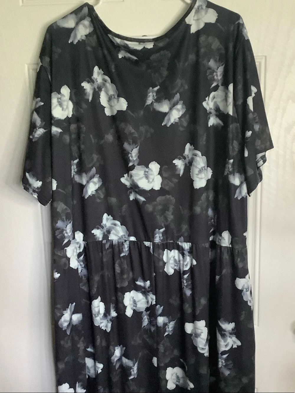 Plus Size Black Floral Maxi Dress with Scoop Neck